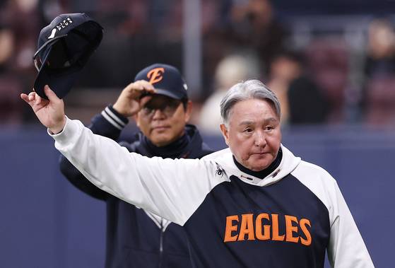 11일 고척 키움전에서 12연승을 달성한 뒤 팬들에게 인사하는 한화 김경문 감독. 뉴스1