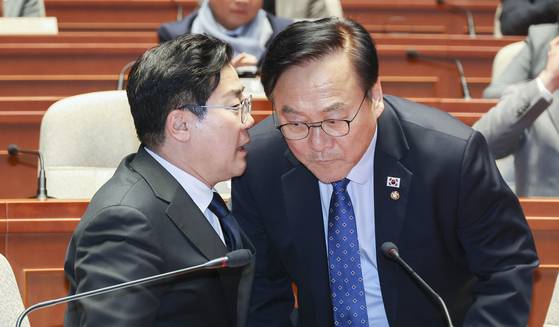 박찬대 더불어민주당 원내대표(왼쪽)가 지난 3월 국회 예결위회의장에서 열린 비상의원총회에서 이재강 의원에게 귀엣말을 하고 있다.. 임현동 기자