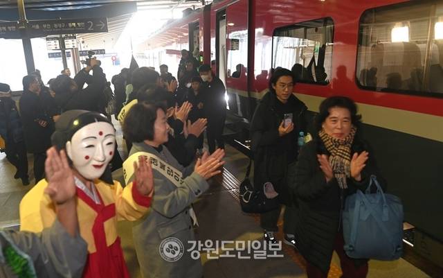 ▲ 3.1절 연휴를 앞둔 2월 28일 오후 강릉역에 도착한 동해선 ITX-마음 승객들을 환영하고 있다. 이정호