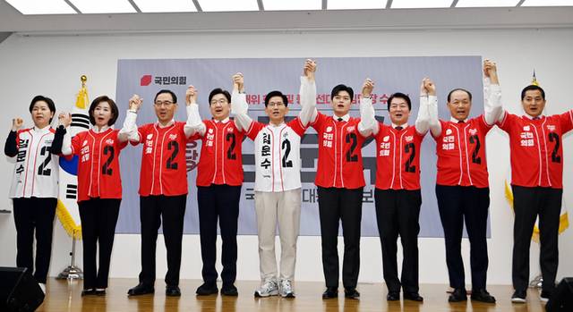 ▲ 국민의힘 김문수 대선 후보가 12일 서울 영등포구 여의도 국민의힘 중앙당사에서 열린 중앙선대위 회의 및 중앙선대위 임명장 수여식에서 권성동 원내대표, 비상대책위원장으로 내정된 김용태 의원과 기념촬영을 하고 있다. 연합뉴스