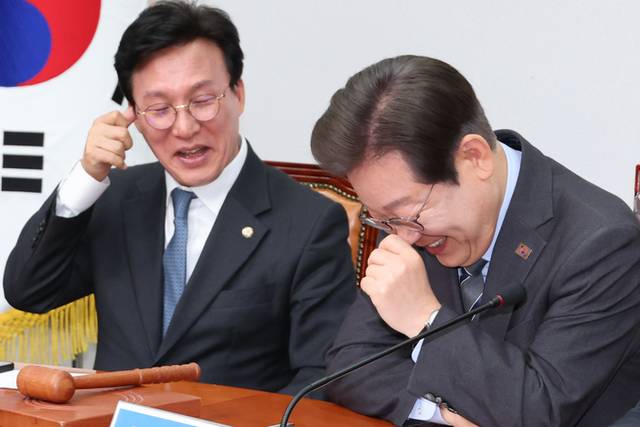 ▲ 더불어민주당 이재명 대선 후보가 지난달 7일 서울 여의도 국회에서 열린 최고위원회의에서 한준호 최고위원이 공개한 홍준표 전 대구시장의 “탄핵당한 당은 차기대선 포기해야 한다” 발언이 담긴 영상을 보며 활짝 웃고 있다. 연합뉴스