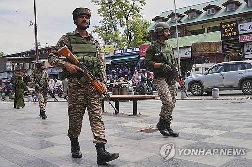 ▲ 카슈미르 순찰하는 인도군 [AP 연합뉴스 자료사진. 재판매 및 DB 금지]