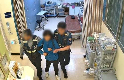 ▲ 의료진 흉기 위협해 현행범 체포되는 환자 [독자 제공=연합뉴스]