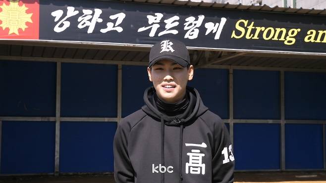 ▲ KBC 취재진과 인터뷰하는 김성준