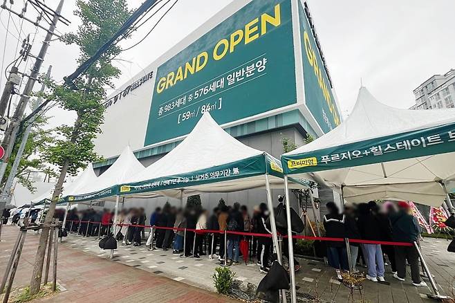 서울 구로구 고척동 '고척 푸르지오 힐스테이트 ' 모델하우스를 찾은 예비 청약자들. 사진=대우건설