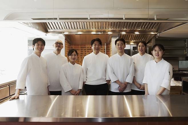 래코드가 제작한 셰프복을 입은 모수 서울 직원들. (사진=코오롱FnC)