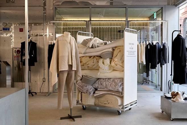 래코드 X 슬로우베드 협업 전시 전경. (사진=코오롱FnC)