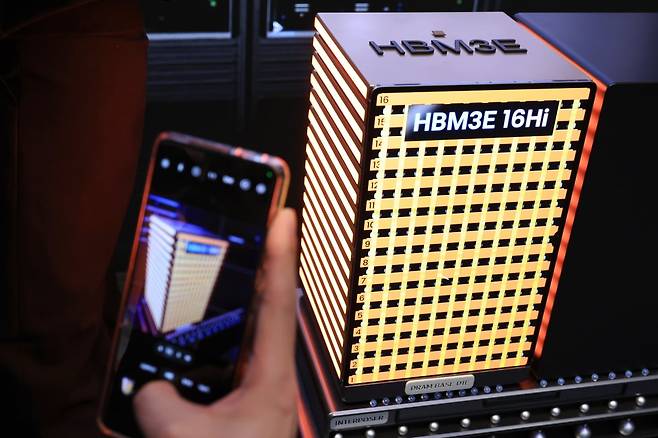 SK하이닉스가 CES2025에서 선보인 HBM3E 16단 제품의 모습. 연합뉴스