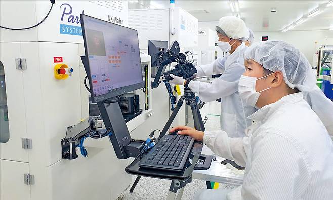 파크시스템스 연구원들이 원자현미경을 검사하는 모습. 파크시스템스 제공