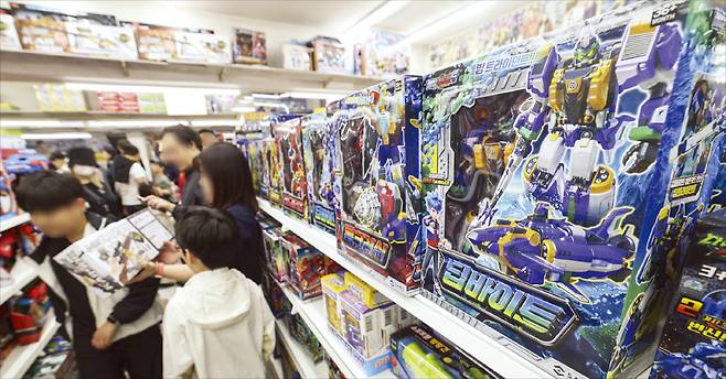 어린이날을 하루 앞둔 4일 서울 동대문 문구·완구 도매 종합시장을 찾은 시민들이 장난감을 살펴보고 있다. 임형택 기자