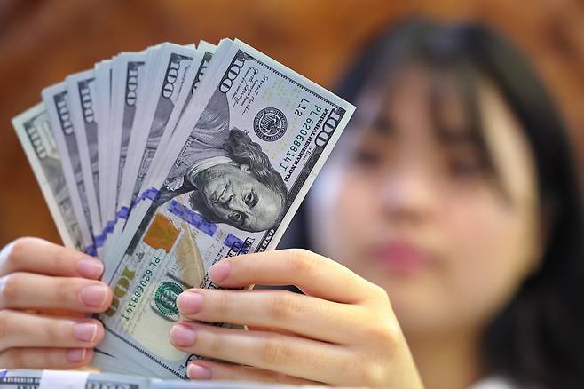 서울 중구 하나은행 위변조 대응센터에서 직원이 미국 달러를 정리하는 모습. 사진=연합뉴스