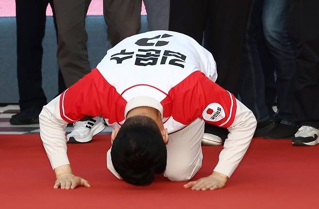 김문수 국민의힘 대통령 후보가 제21대 대통령 선거 공식 선거운동 첫 날인 12일 대구 중구 서문시장에서 지지를 호소하며 큰절을 올리고 있다. 뉴스1