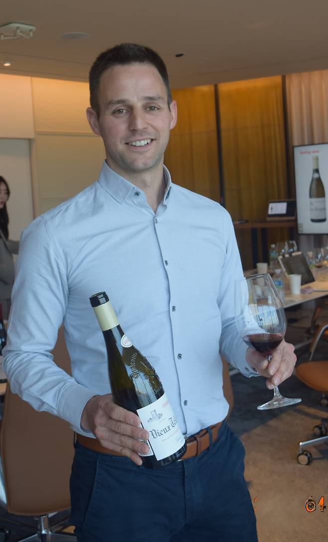 '교황의 와인' 샤토네프 뒤 파프의 최대 경쟁력은 신선함과 다양성이다. 지역 최고 도메인 비유 텔레그라프의 CEO, 니콜라 브루니에가 지난 달 서울을 방문, 시음회를 진행했다.