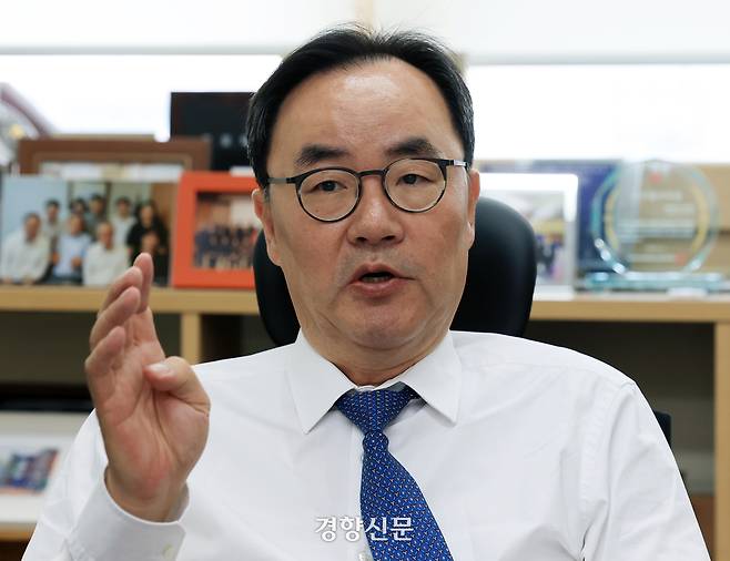 이진우 대한의학회 회장(연세대 의대 교수)이 지난 8일 서울 서대문구 연세대학교 의과대학 자신의 연구실에서 전공의 복귀 등 의정갈등과 관련해 인터뷰를 하고 있다./서성일 선임기자