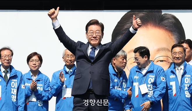 이재명 더불어민주당 대선 후보가 6·3 대통령선거 공식 선거운동 첫날인 12일 ‘빛의 혁명’을 상징하는 공간인 서울 광화문 청계광장에서 첫 유세를 시작하며 두 팔을 번쩍 들고 있다. 박민규 선임기자