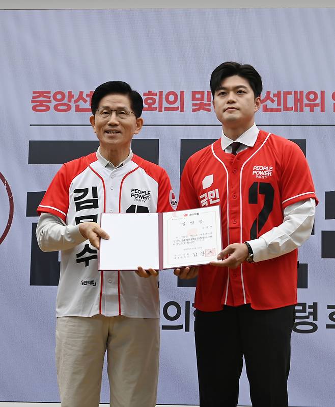 김문수 국민의힘 대선 후보(사진 왼쪽)가 12일 서울 영등포구 국민의힘 중앙당사에서 열린 중앙선대위 임명장 수여식에서 당 비상대책위원장으로 내정된 김용태 의원에게 임명장을 수여하고 있다. 연합뉴스