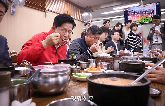 제21대 대통령 선거 공식 선거운동이 시작된 12일 오전 김문수 국민의힘 대선 후보가 서울 송파구 양재대로 가락시장을 방문해 순대국밥을 먹고 있다. 2025.05.12 성동훈 기자