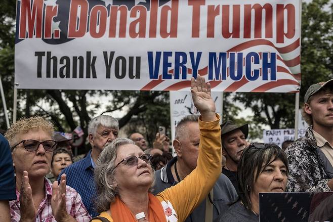 도널드 트럼프 미국 대통령을 지지하는 남아프리카공화국 백인들이 지난 2월15일 프리토리아 주재 미국 대사관 앞에 모여 시위를 벌이고 있다. AFP연합뉴스