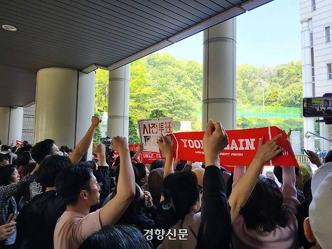 윤석열 전 대통령 지지자들이 12일 오전 서울 서초구 서울중앙지법에 출석하는 윤 전 대통령을 향해 “윤석열 대통령” 등 구호를 외치고 있다. 김태욱 기자