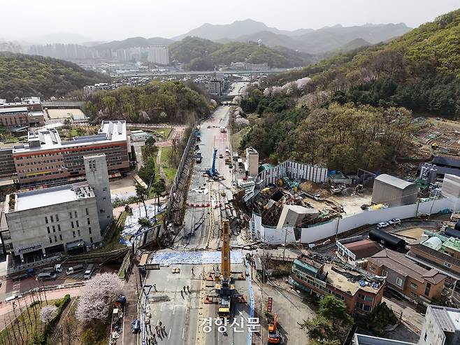 13일 경기 광명시 일직동 신안산선 복선전철 붕괴 사고 현장이 추가 붕괴 우려와 기상악화로 실종자 수색 작업이 중단돼 있다. 지난 11일 이곳에선 지하터널 내부 기둥에 균열이 발생하면서 지하 공사 현장과 상부 도로 50m가량이 붕괴하는 사고가 발생했다. 2025.4.13 이준헌 기자