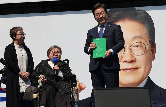 이재명 더불어민주당 대선후보가 제21대 대통령선거 공식 선거운동이 시작된 12일 서울 광화문 인근에서 열린 대선 출정식에서 ‘녹서 2025’를 전달받고 있다. 박민규 선임기자