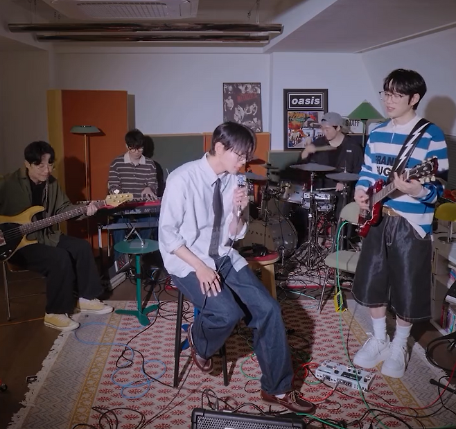 모델 주우재가 권정열의 기타 연주에 맞춰 십센치(10CM) ‘너에게 닿기를’을 부르고 있다. 인스타그램 @toreachyou_10cm 계정 갈무리