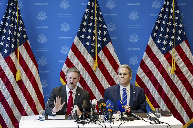 스콧 베선트 재무장관(오른쪽)과 제이미슨 그리어 미 무역대표부 대표가 12일(현지시간) 스위스 제네바에서 미중 무역 협상 결과를 발표하고 있다. AP연합뉴스