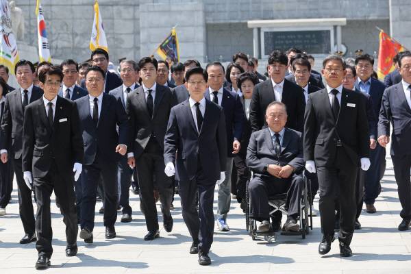 국민의힘 김문수 대선 후보가 12일 국립대전현충원을 찾아 현충탑에서 참배한 뒤 이동하고 있다. 연합뉴스