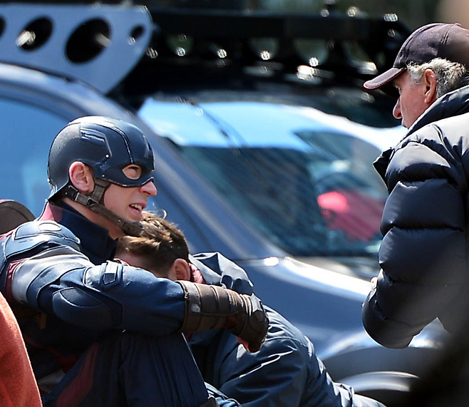 Chris Evans (left) speaks with director Joss Whedon during the filming of "Avengers: Age of Ultron" (2015) in Sangam-dong, Seoul, in April 2014. (Newsis)