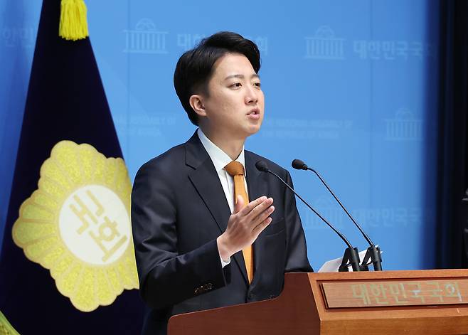 Lee Jun-seok, presidential candidate from the Reform Party, outlines his campaign promises during a press conference at the National Assembly in western Seoul on May 12. [YONHAP]