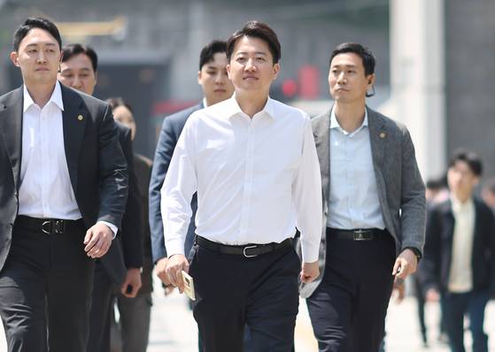 Reform Party presidential candidate Lee Jun-seok, center, visits Yonsei University in western Seoul on May 12. His presidential campaign kicked off on the same day. [YONHAP]