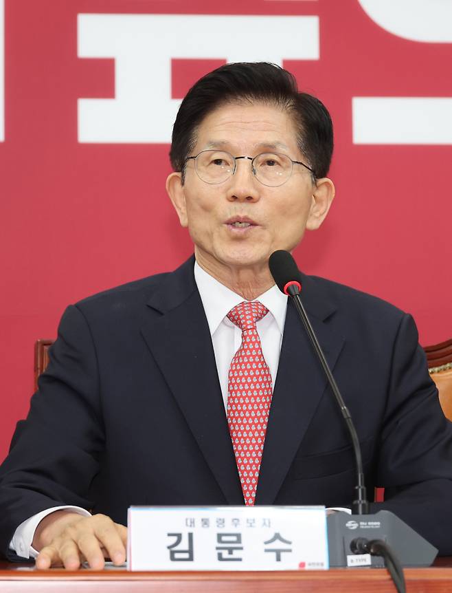 김문수 국민의힘 대선 후보가 11일 서울 여의도 국회에서 열린 중앙선거대책위원회 회의에서 발언하고 있다. 연합뉴스