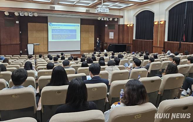 충남교육청진로융합교육원은 지난 10일 아산시 선문대학교에서 도내 진로·진학에 관심 있는 고등학교 교사 150여 명을 대상으로 ‘예체능계열 대입 지원 방안 직무연수’를 실시했다.