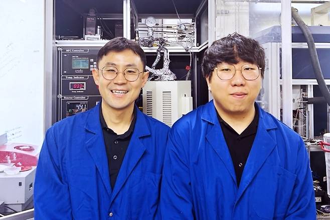 KAIST 생명화학공학과 최민기 교수(왼쪽)와 이수성 박사과정. KAIST