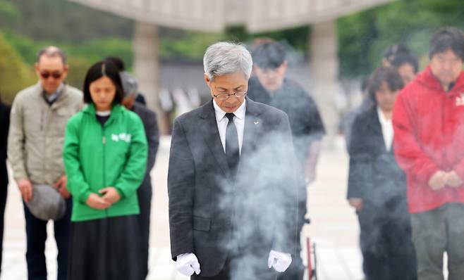 지난 6일 오전 광주 북구 국립 5·18 민주묘지에서 권영국 민주노동당 대선 후보가 참배하고 있다. 연합뉴스