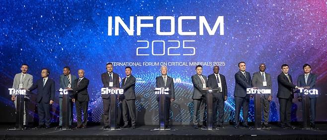 12일 콘래드서울에서 ‘2025 핵심광물 국제포럼(INFOCM 2025)’ 개막식을 주재하는 이평구 한국지질자원연구원장(가운데). 한국지질자원연구원