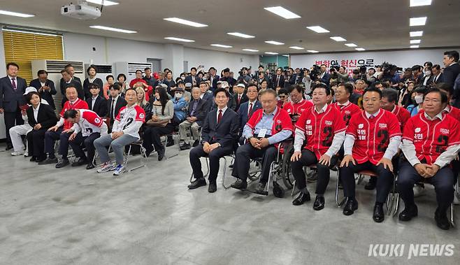 12일 국민의힘 대전시당을 방문한 김문수 후보와 이상민 선대위원장, 박경호 대덕구 당협위원장, 양홍규 서구을 당협위원장, 이준배 총괄 선대위원장, 서승우 상임선대위원장, 박덕흠 국회의원 등 국민의힘 충청권 주요 당직자가 대선 승리를 다짐하고 있다. 사진=명정삼 기자