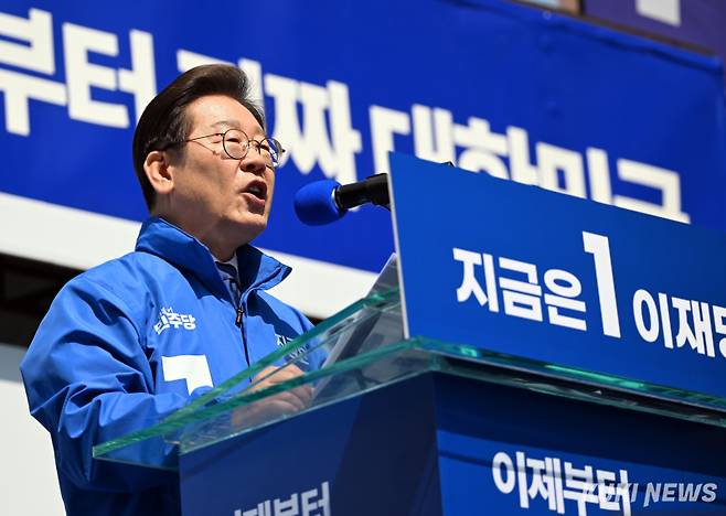 이재명 더불어민주당 대선 후보가 6·3 대통령선거 공식 선거운동 첫날인 12일 서울 광화문 청계광장에서 열린 중앙선대위 출정식 및 첫 유세에 참여하고 있다. 곽경근 대기자