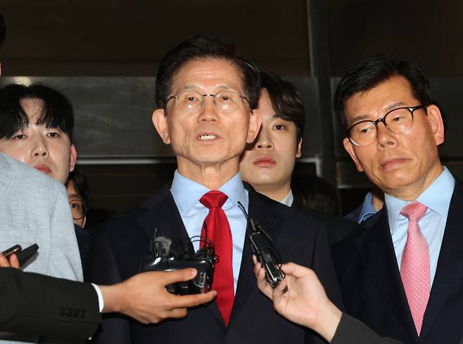 김문수 국민의힘 대선 후보가 10일 오후 서울남부지법에 출석해 ‘대선 후보 취소’ 가처분 심문에 참석한 후 법원을 나서고 있다. 곽경근 대기자