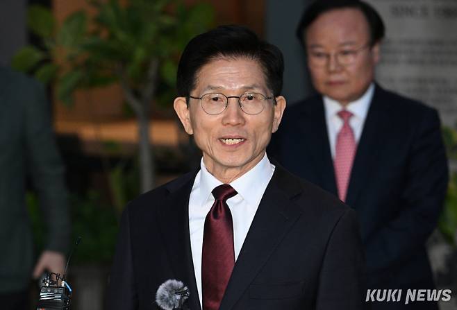 김문수 국민의힘 대선후보가 7일 서울 종로구의 한 식당에서 한덕수 무소속 대선 예비후보와의 단일화 관련 회동을 마친 후 입장을 밝히고 있다. 곽경근 대기자