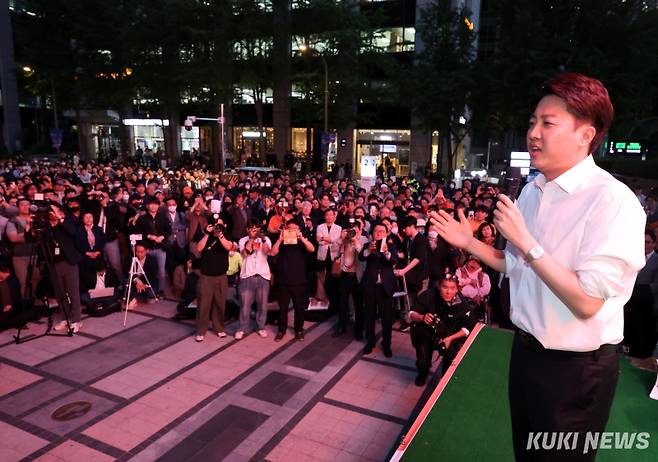 이준석 개혁신당 대선후보가 12일 오후 서울 중구 청계광장에서 열린 집중유세에서 시민들에게 지지를 호소하고 있다.&nbsp;