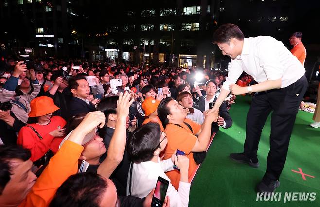 이준석 개혁신당 대선후보가 12일 오후 서울 중구 청계광장에서 열린 집중유세를 마치고 시민들과 악수를 하고 있다. 2025.05.12.