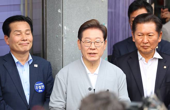 이재명 더불어민주당 대선 후보가 11일 전남 영암군 학산면 독천낙지거리에서 일정을 마친 뒤 취재진을 상대로 백브리핑을 하고 있다. 연합뉴스