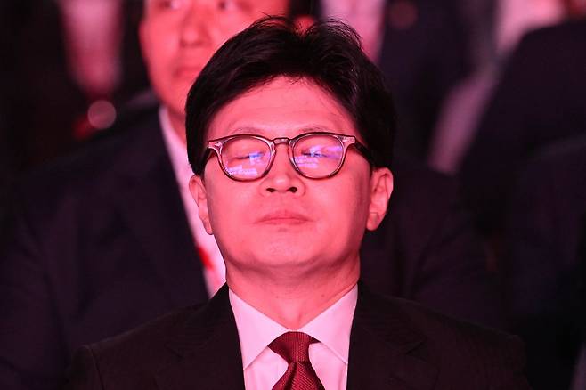 국민의힘 한동훈 대선 경선 후보가 3일 경기 고양시 킨텍스에서 열린 국민의힘 최종 대선 후보 선출을 위한 전당대회에서 결과를 기다리고 있다. 공동취재