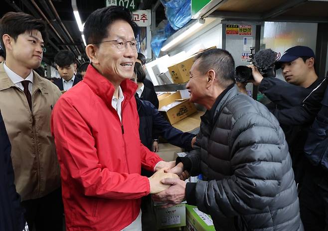 제21대 대통령 선거 공식 선거운동 첫날인 12일 김문수 국민의힘 대선 후보가 서울 송파구 가락시장을 방문해 시장들과 인사를 나누고 있다. 연합뉴스