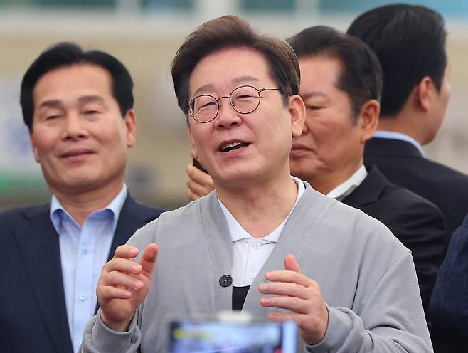 남도문화벨트 골목골목 경청투어에 나선 이재명 더불어민주당 대선 후보가 11일 전남 강진군 강진읍 강진오감통시장을 찾아 연설하고 있다. 연합뉴스