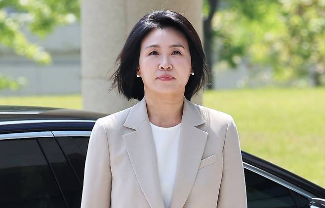 공직선거법 위반 혐의로 기소돼 1심에서 벌금형을 선고받은 이재명 더불어민주당 대선 후보 부인 김혜경씨가 12일 경기도 수원 영통구 수원고등법원에서 열린 항소심 선고공판에 출석하고 있다. 연합뉴스