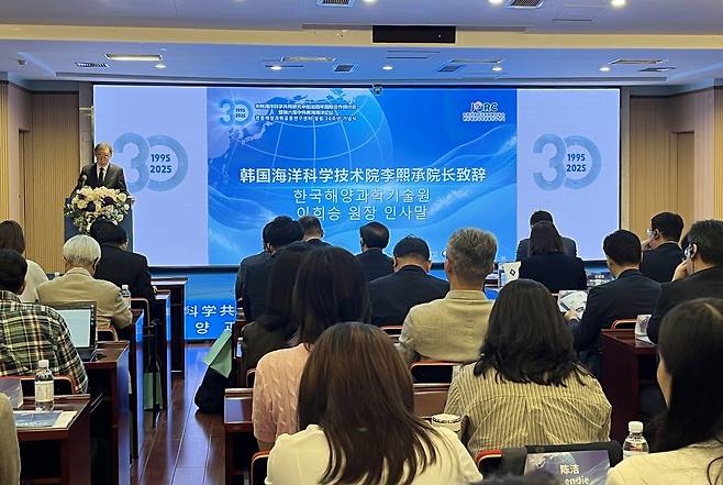 이희승 한국해양과학기술원(KIOST) 원장이 12일 중국 칭다오 제1해양연구소에서 열린 ‘한·중 해양과학공동연구센터 설립 30주년 기념식’에서 축사를 하고 있다. 한국해양과학기술원 제공