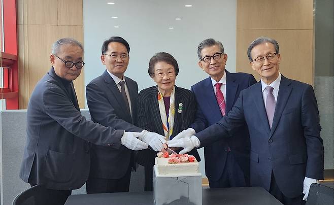 장천기념사업회 관계자들이 12일 서울 광림교회에서 사업회 개소식 후 케이크 커팅식을 하고 있다. 김아영 기자