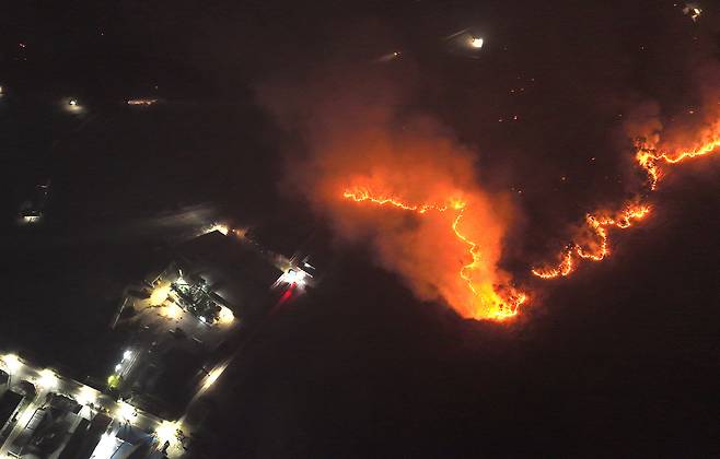 지난 3월 26일 경북 안동시 남선농공단지 인근 야산이 의성에서 시작된 산불로 불타고 있다.   권현구 기자